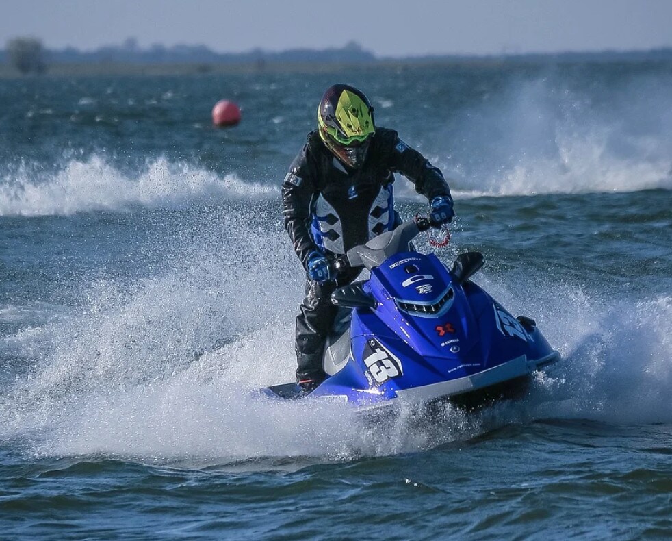 Attraversa il Mare d'Irlanda con la moto d'acqua per la fidanzata: è carcere