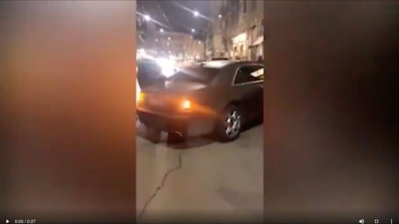 Rolls Royce blocca la via, polemica su Briatore