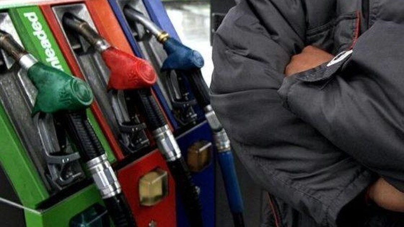 Rifornimenti carburante in città e in autostrada: ecco dove si risparmia di più