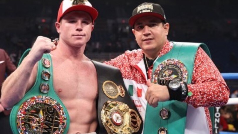 Boxe, Alvarez conquista i titoli supermedi WBC e WBA. Battuto Smith