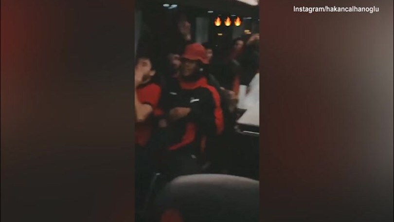 Il Milan e Calhanoglu lanciano la sfida alla Juve: "Chi non salta..