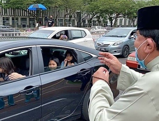 Il Covid non ferma le nozze: matrimonio con diecimila invitati in auto!