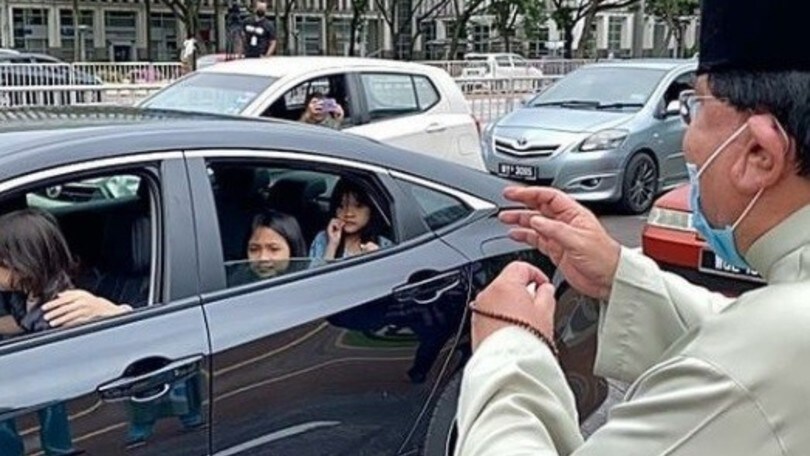 Il Covid non ferma le nozze: matrimonio con diecimila invitati in auto!