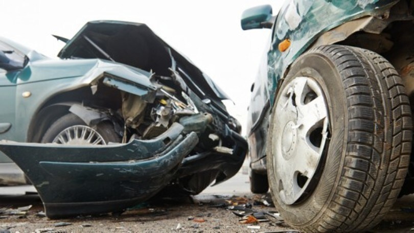 Modena, cade porta dall'auto in tangenziale: 82enne colpevole