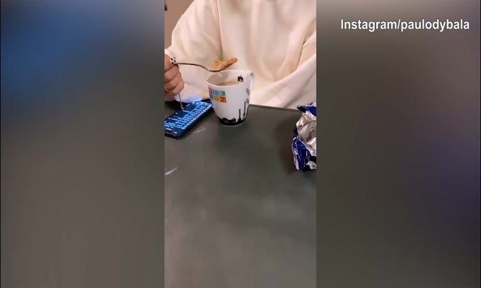 Dybala prende in giro Oriana...mentre mangia!