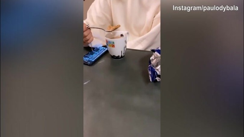 Dybala prende in giro Oriana...mentre mangia!