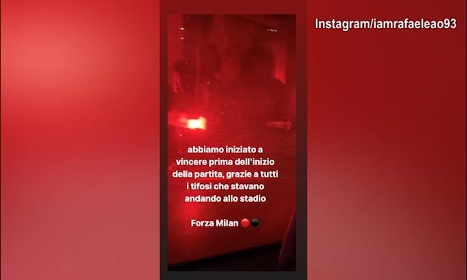 Milan, tifosi e fumogeni verso lo stadio: Leao riprende la scena