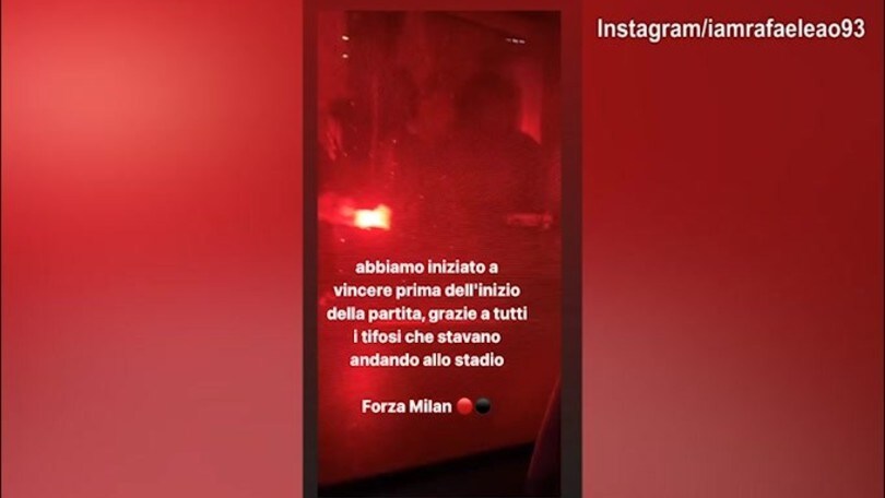 Milan, tifosi e fumogeni verso lo stadio: Leao riprende la scena