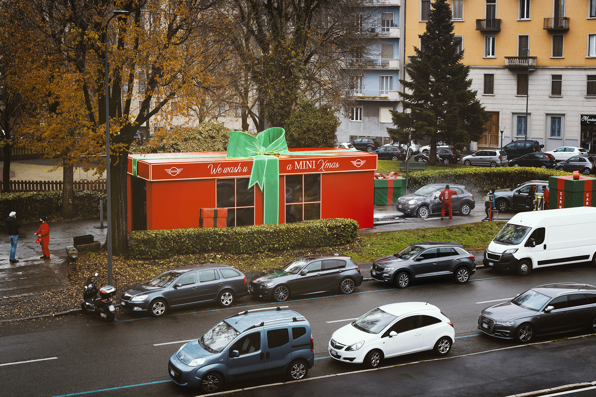Milano, MINI regala il lavaggio auto per Natale