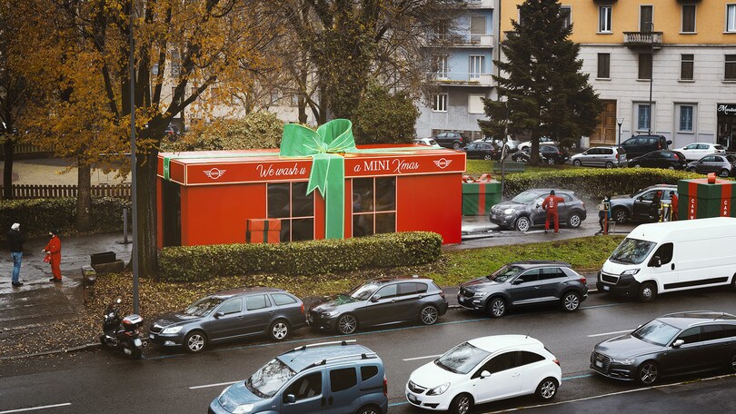 Milano, MINI regala il lavaggio auto per Natale