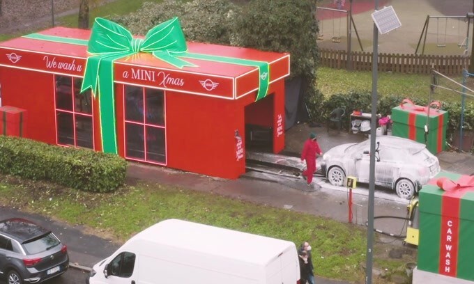 MINI regala i lavaggi auto gratis per Natale