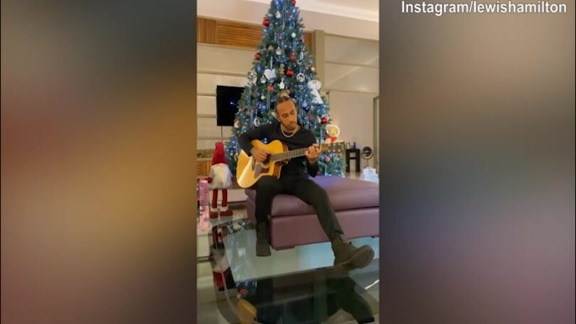 Lewis Hamilton suona..la chitarra!