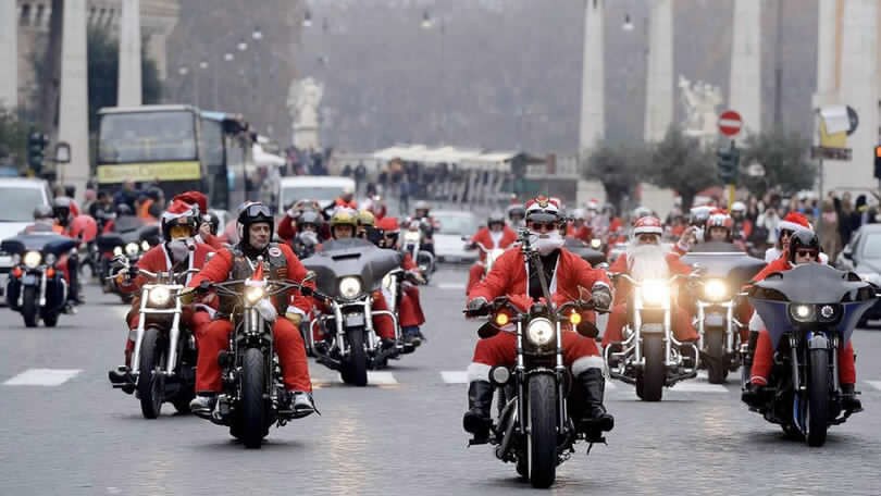 Multati due Babbi Natale in moto senza mascherina: 7mila euro e denuncia