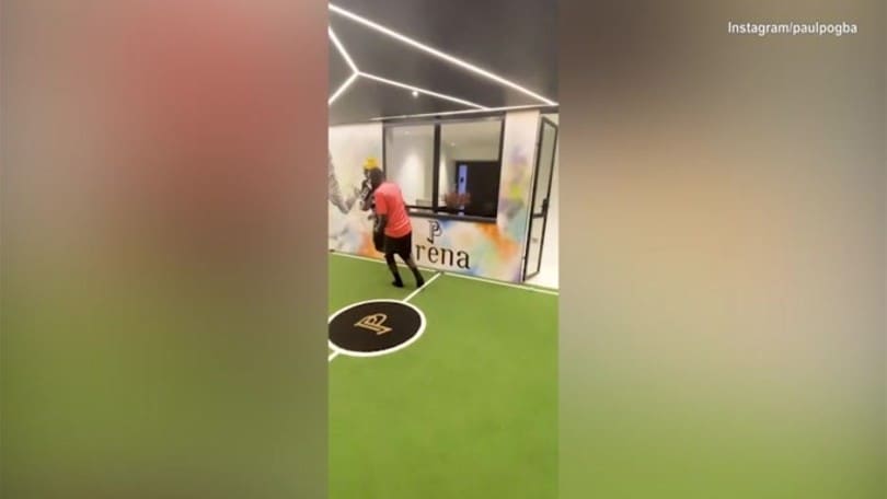 Pogba si diverte con una partitella casalinga