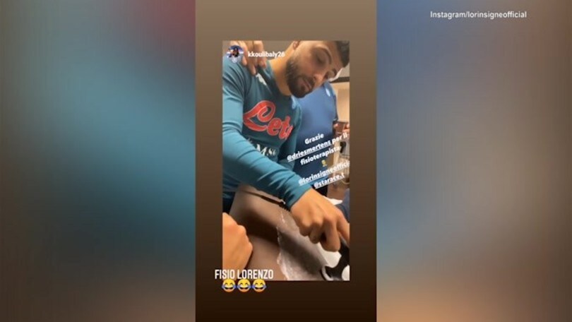Napoli, Insigne fa il fisioterapista per Koulibaly