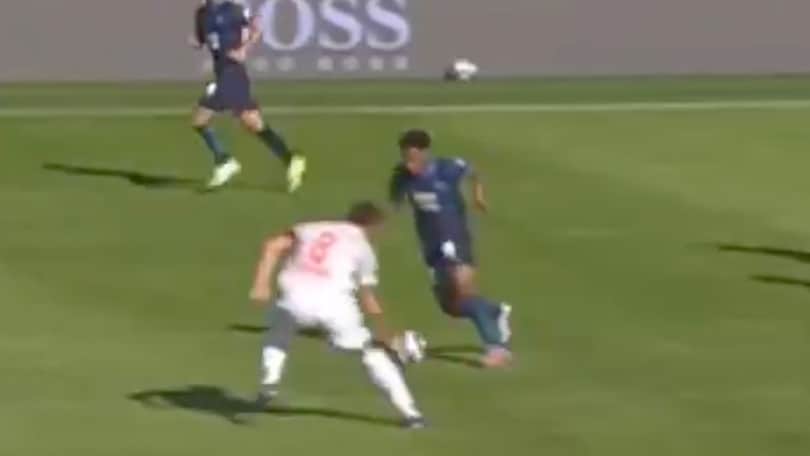 Juve, lo show di Ake contro il Bayern che incanta i tifosi