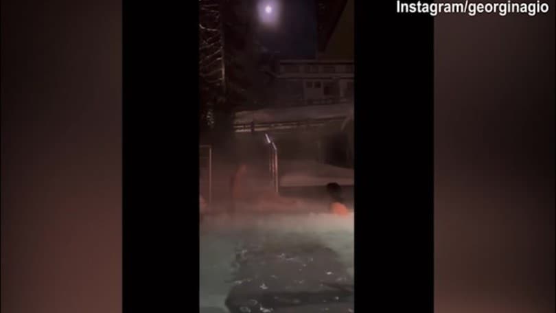 Bagno romantico per Georgina Rodriguez e CR7