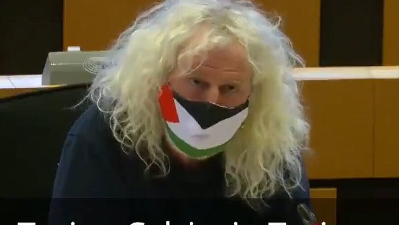 L'europarlamentare irlandese celebra il Torino in aula!