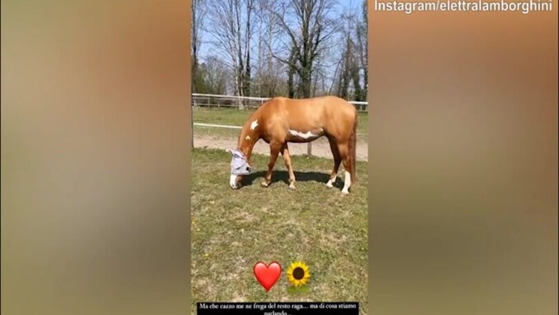 Elettra Lamborghini, relax a cavallo dopo l'Isola dei Famosi