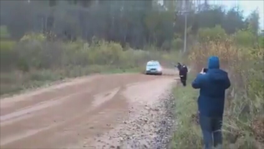 Russia, la gara di rally finisce con 6 auto una sopra l'altra