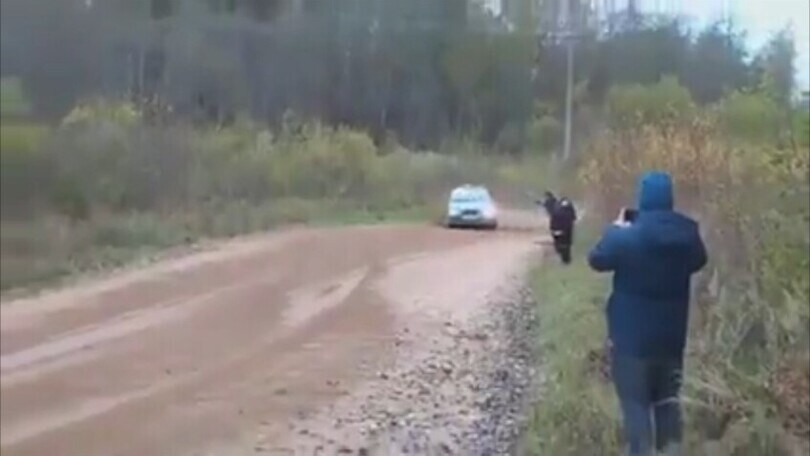 Russia, la gara di rally finisce con 6 auto una sopra l'altra