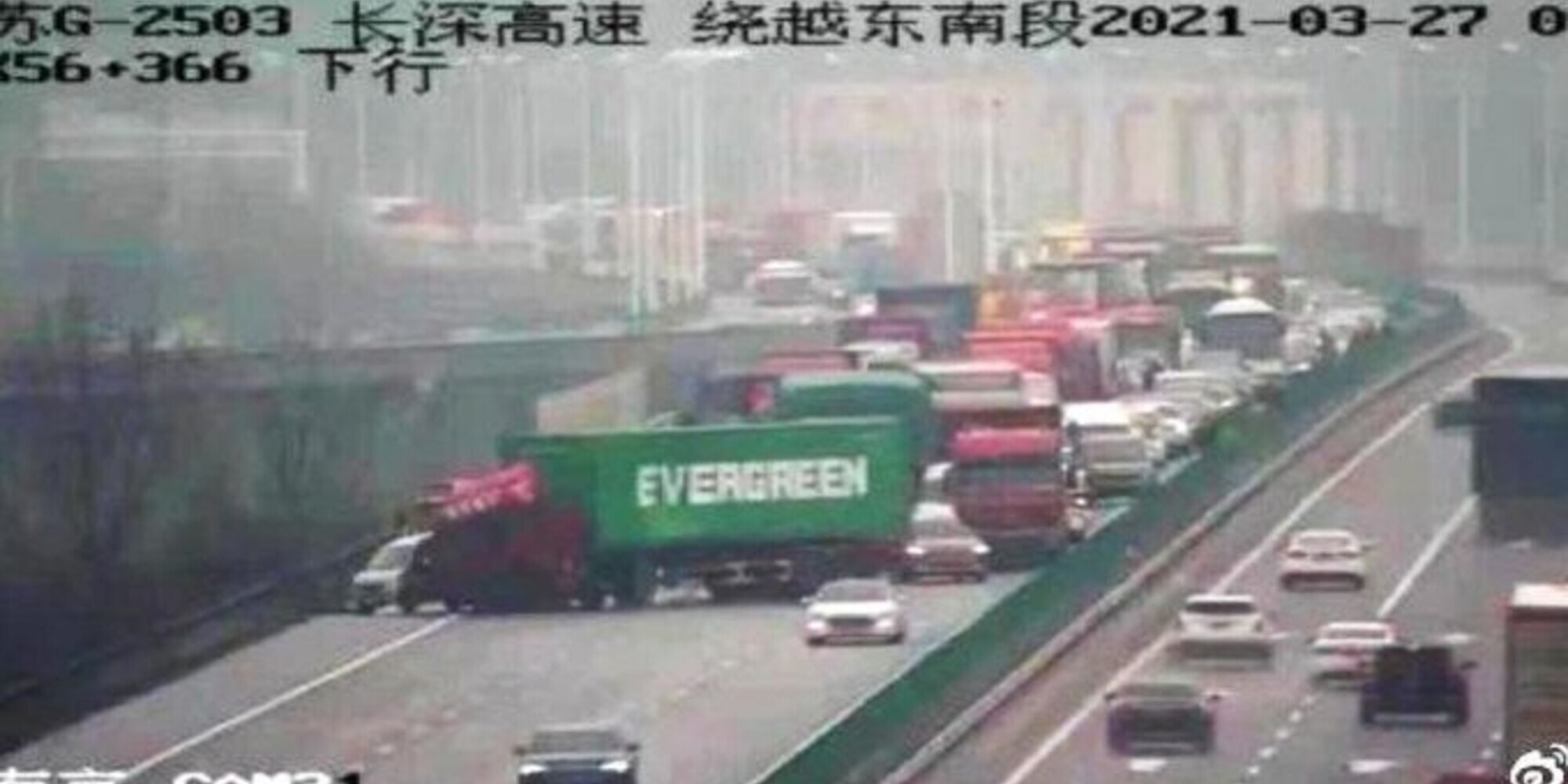 Evergreen, si blocca di nuovo il traffico: stavolta è colpa di un camion