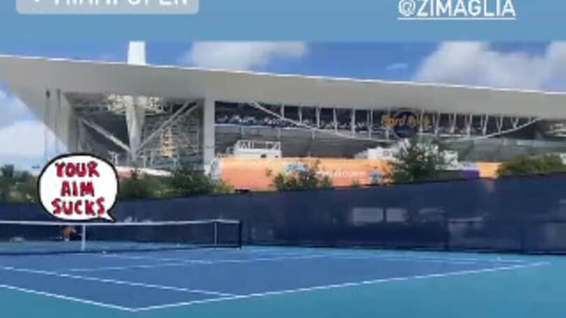 Jannik Sinner gioca a tiro a bersaglio con i suoi allenatori!