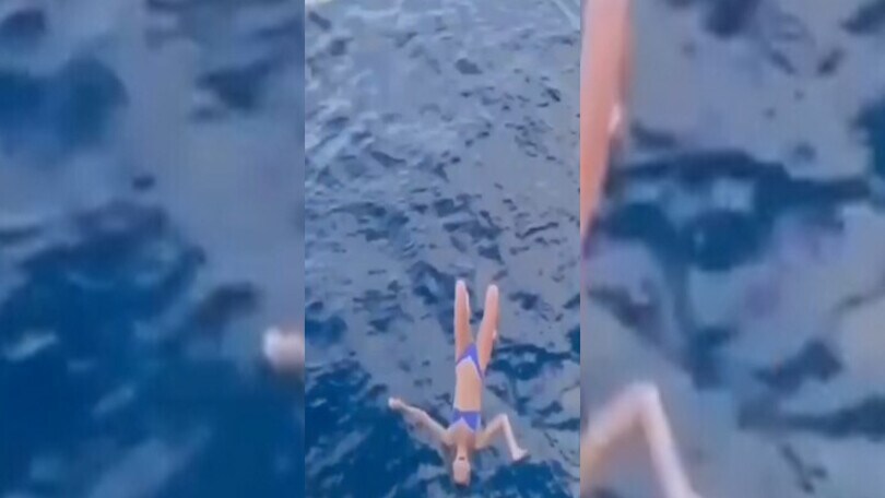 Il tuffo sensuale in bikini è un disastro: la ragazza si ribalta dal suo yatch di lusso