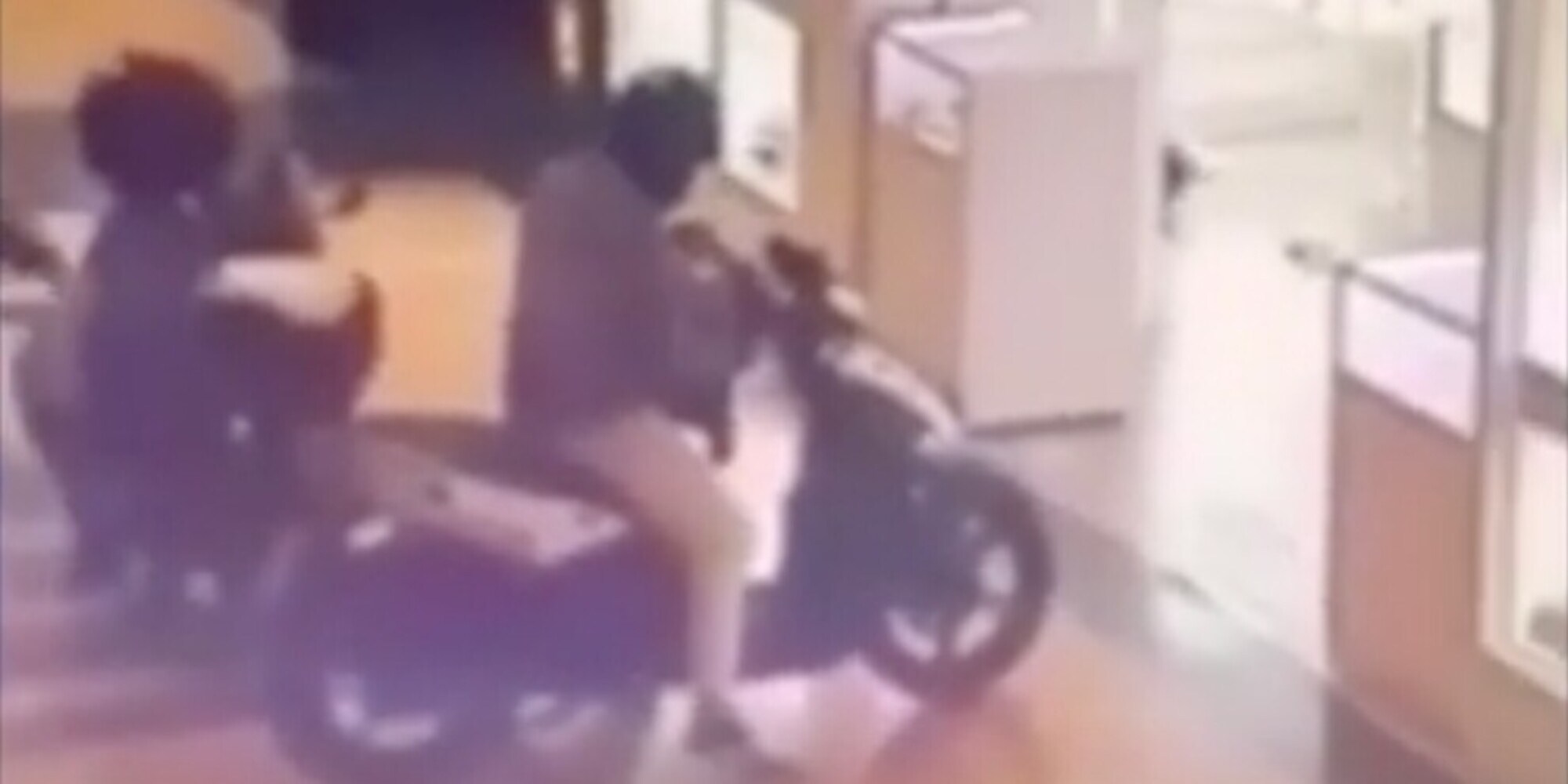 Spagna, rapinano una gioielleria entrando in scooter
