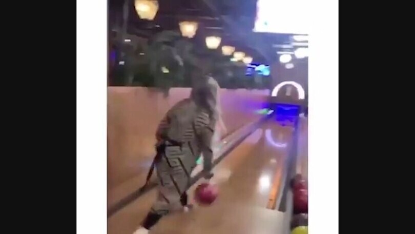 Che frana a bowling: tira la palla ma le torna indietro