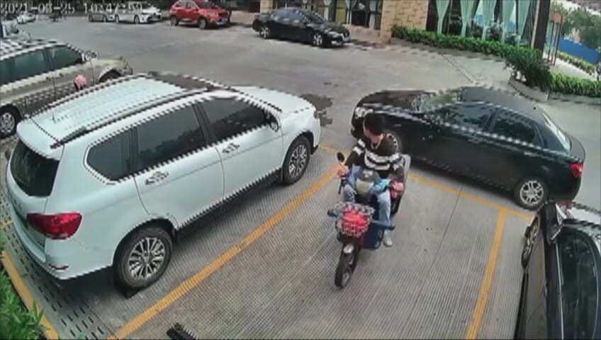 L’auto lo blocca: motociclista si arrabbia e la solleva da solo