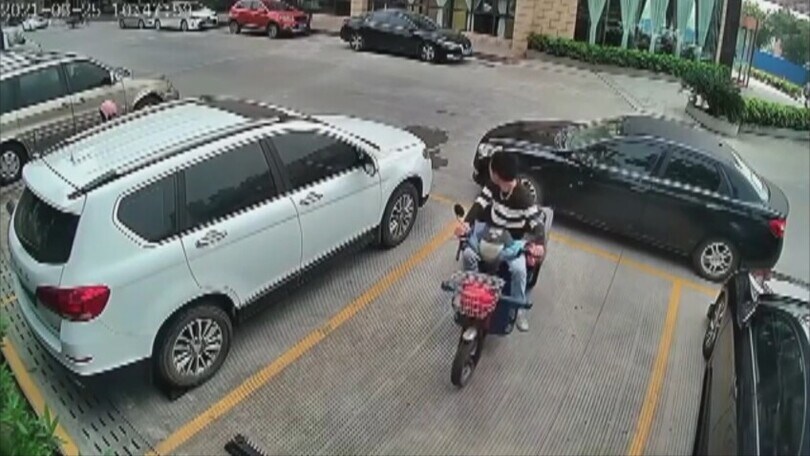 L’auto lo blocca: motociclista si arrabbia e la solleva da solo