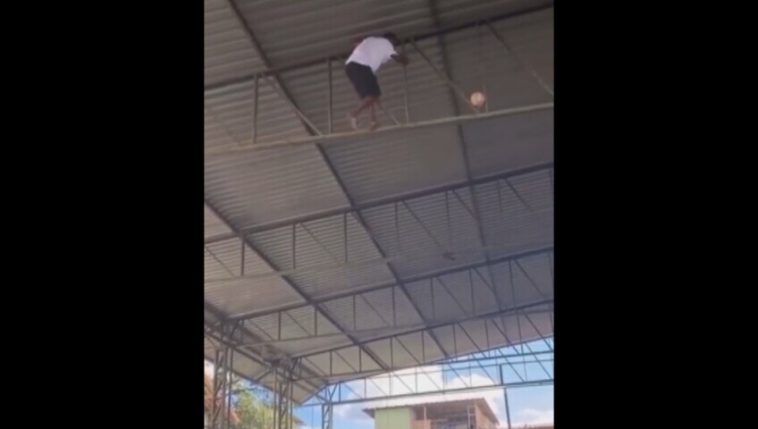 Pur di riprendere il pallone il ragazzo diventa... uno stuntman