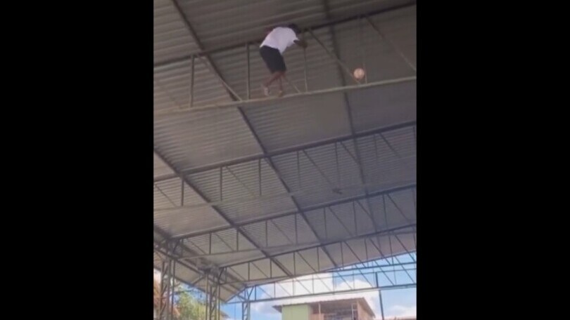 Pur di riprendere il pallone il ragazzo diventa... uno stuntman