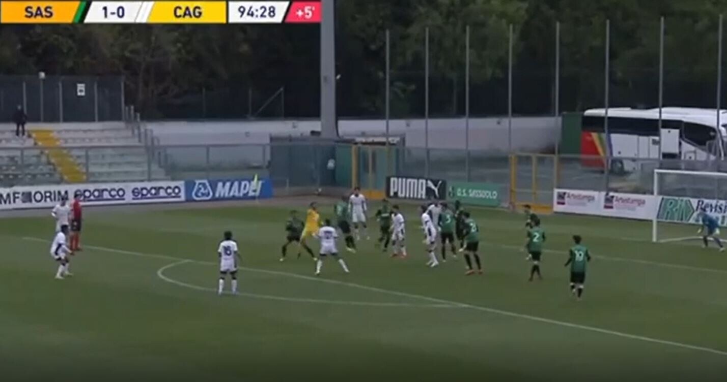 Ciocci, che acrobazia del portiere del Cagliari contro il Sassuolo!