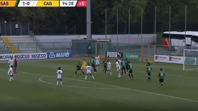 Ciocci, che acrobazia del portiere del Cagliari contro il Sassuolo!