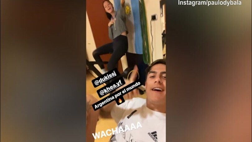 Juve, Dybala canta e Oriana...canta!