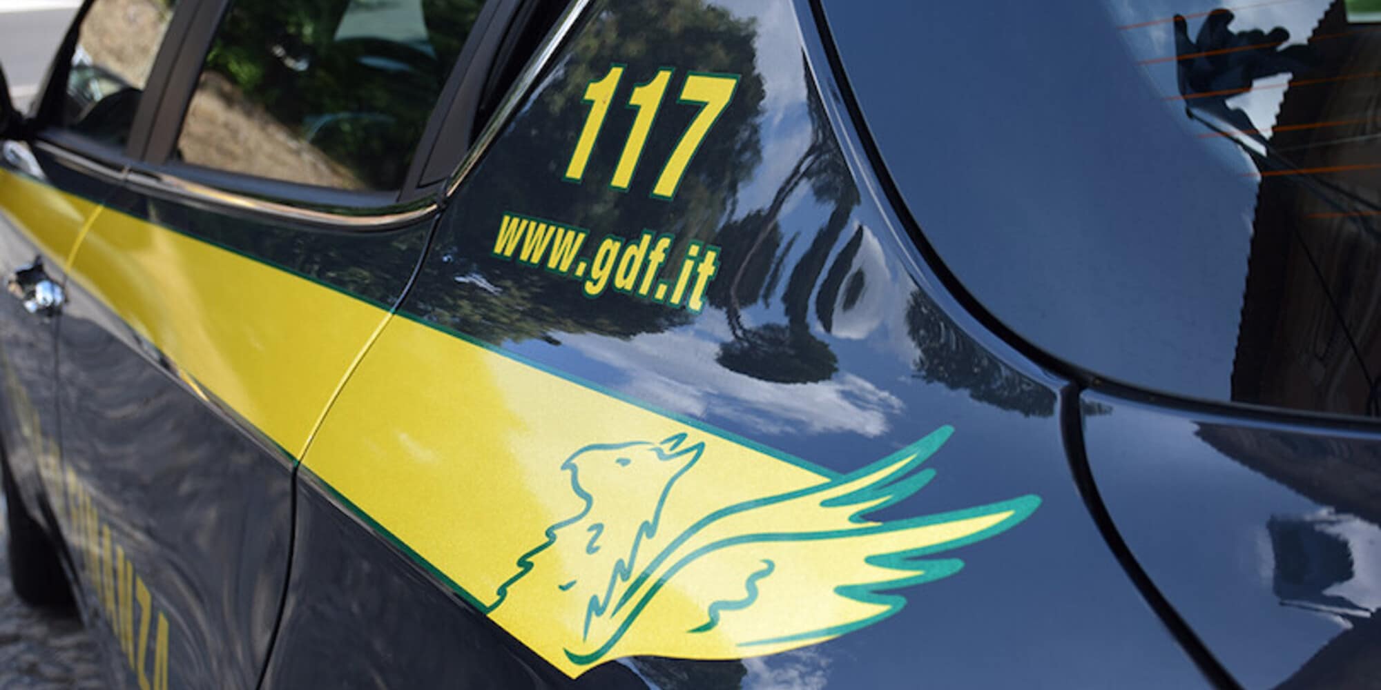 Ex bancario arrestato per frode: aveva 37 auto di lusso, quadri d'autore e un busto di Mussolini