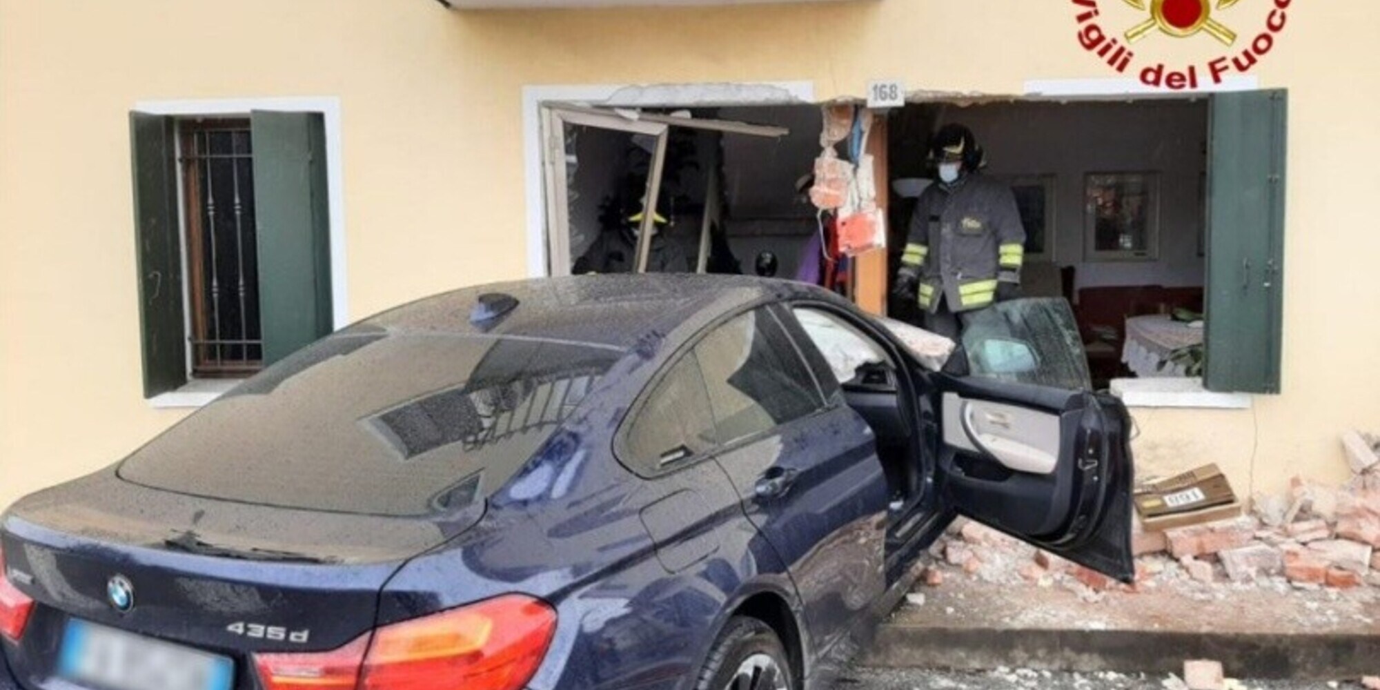 Incidente da brividi: BMW finisce contro il muro di una casa ed entra in salotto