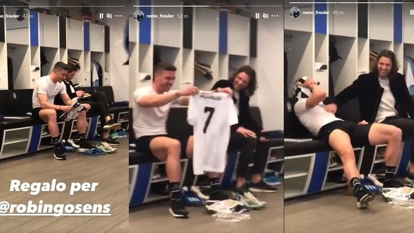 Gosens, la maglia di CR7 gliela regalano i suoi compagni!