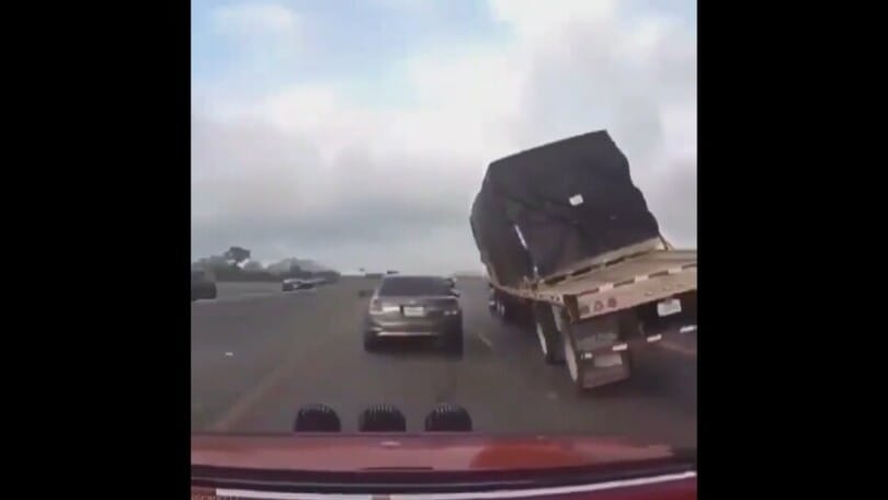 Il camion sta per ribaltarsi? La manovra dell’autista è sbalorditiva