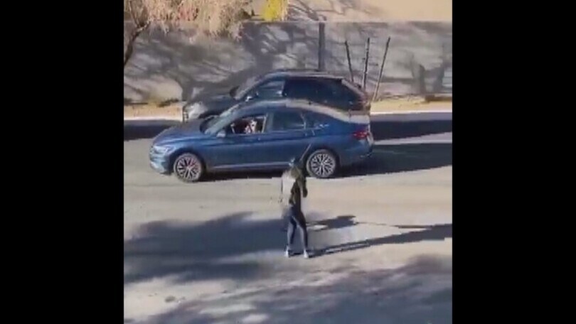 Il parcheggio dell’auto per questa ragazza è... una missione impossibile!