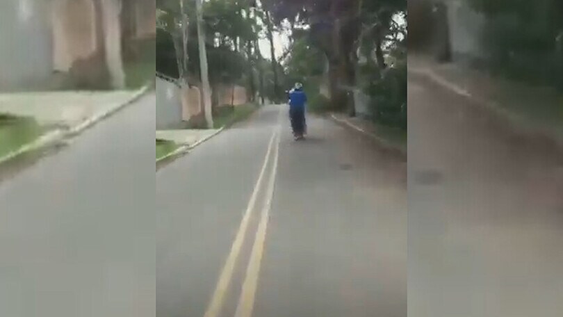 Centauro fin troppo spavaldo in moto: la impenna ma poi cade!