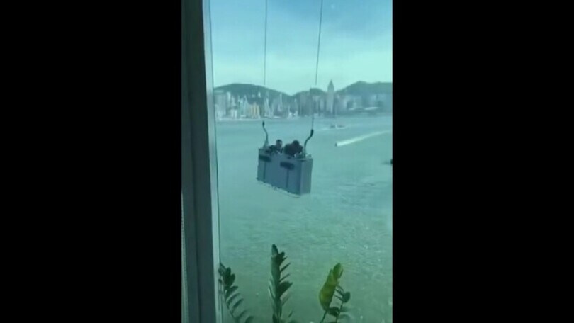 Come si puliscono i vetri di un grattacielo? Sicuramente non così