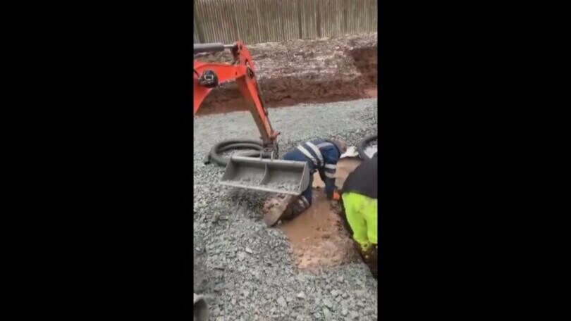 Che scherzi al cantiere con la ruspa: questi operai si divertono da matti