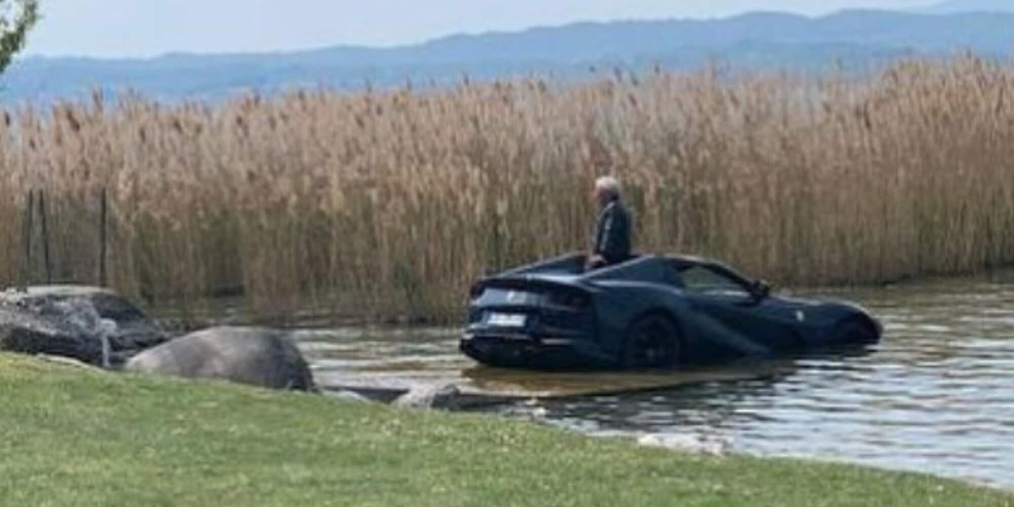 Lascia la Ferrari in folle e senza freno a mano: la Rossa finisce nel lago di Sirmione