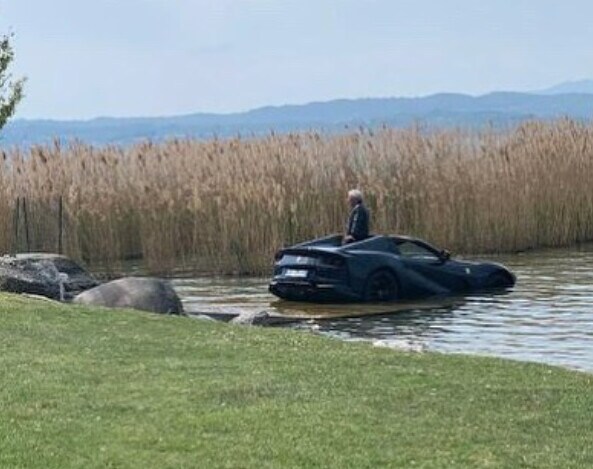 Una Ferrari 812 GTS immersa nel lago di Sirmione