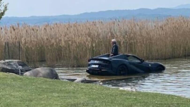Una Ferrari 812 GTS immersa nel lago di Sirmione