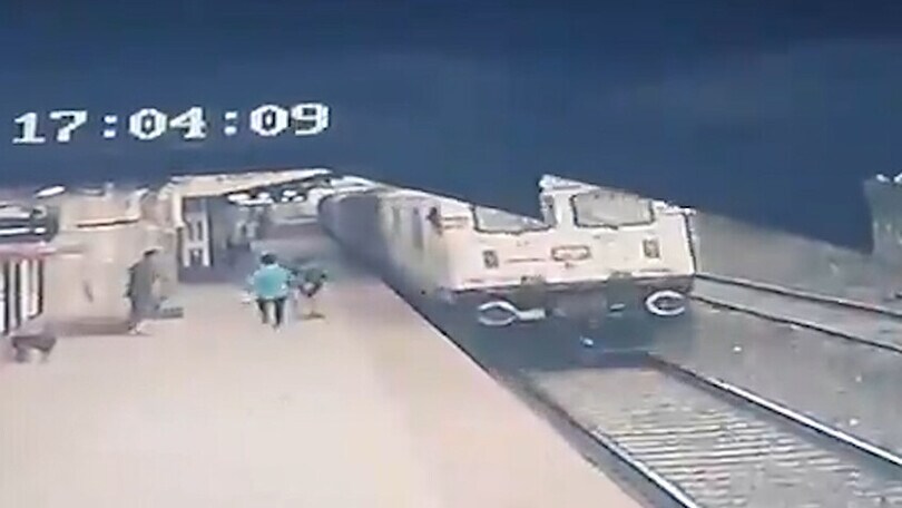 Ferroviere eroe: salva i bimbo caduto sui binari mentre c’è il treno in arrivo