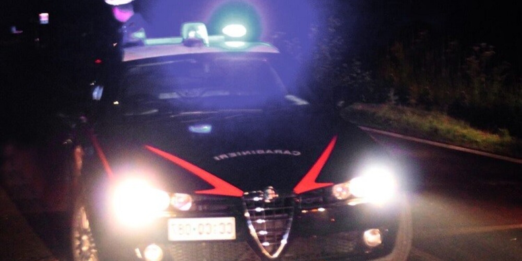 Presta soccorso con la sua Mazda: i ladri gliela rubano, ma la fuga termina in fiamme